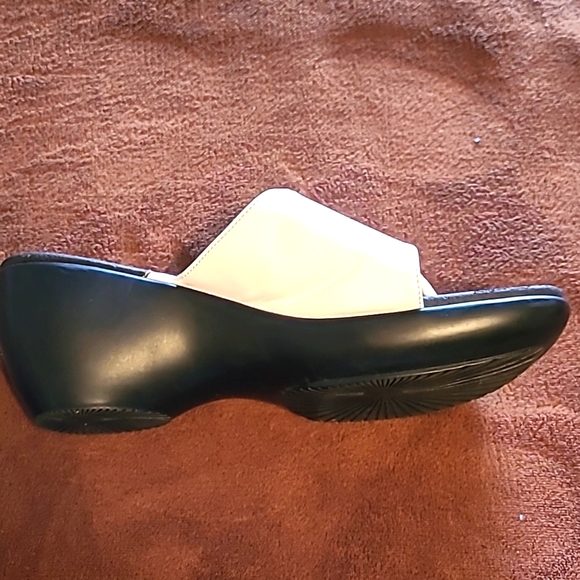 Covington white & black sandals 8M - Picture 5 of 11